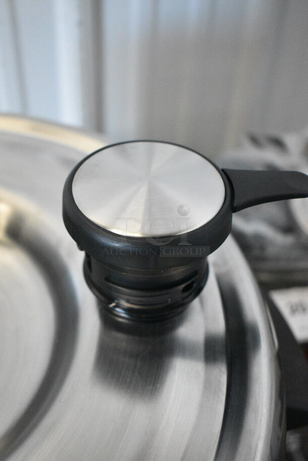 4 BRAND NEW SCRATCH AND DENT! Service Ideas FCC20SS 67 3/5 oz Carafe w/ PushButton Lid - Vacuum Insulated; 2 Black Lid, 2 Blue Lid. 4 Times Your Bid!  - Image 4 of 8