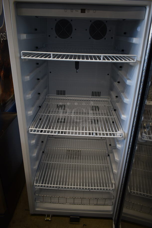 BRAND NEW SCRATCH AND DENT! Whynter CBM-1060XLW 10.6 cu. ft. Commercial Beverage Merchandiser. 115 Volts, 1 Phase. Tested and Working! - Image 4 of 7