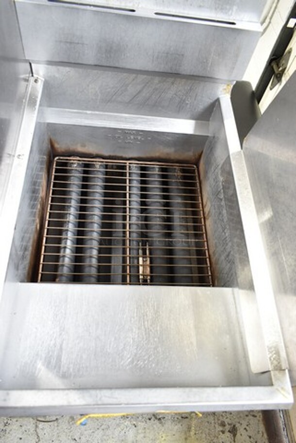 2019 Pitco Frialator 65C Stainless Steel Commercial Natural Gas Powered 65 Pound Capacity Deep Fat Fryer w/ 6 Metal Fry Baskets and Right Side Splash Guard. 150,000 BTU.  - Image 3 of 5