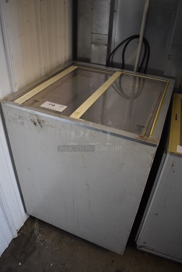 Stajac EDO-4 Metal Chest Freezer Merchandiser on Commercial Casters. 115 Volts, 1 Phase. 25x25x34. Tested and Working! - Image 2 of 5