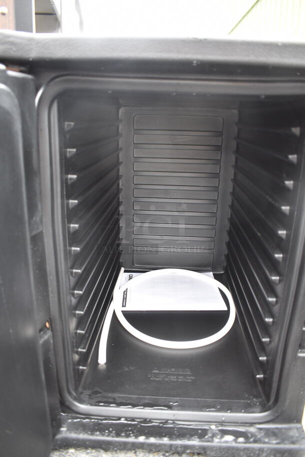 BRAND NEW SCRATCH AND DENT! Cambro UPC400 Black Poly Insulated Catering Carrying Case.  - Image 4 of 5