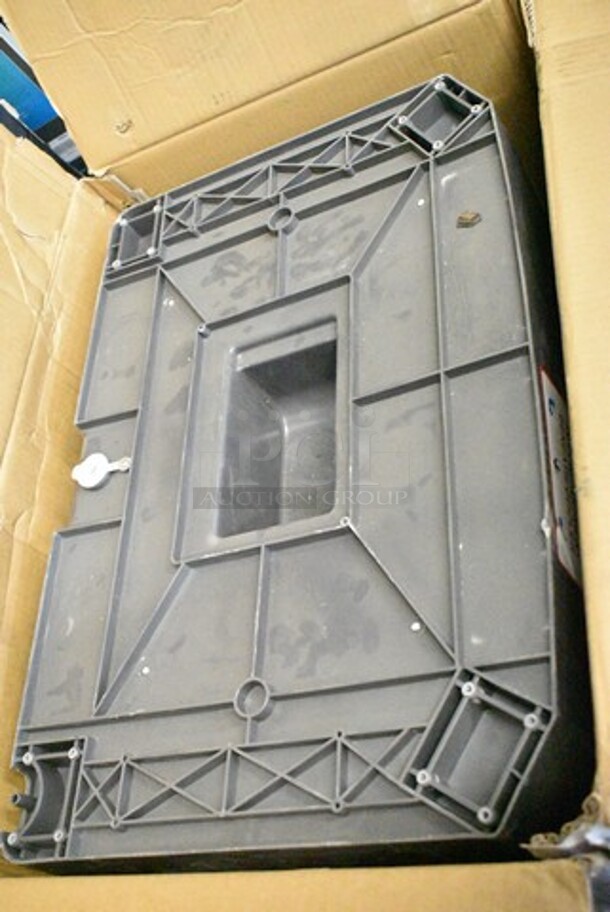 IN ORIGINAL BOX! Hessaire MC37V 950 sq ft Portable Evaporative Cooler 3100 CFM - Image 4 of 7