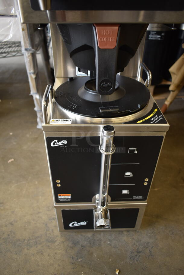 BRAND NEW SCRATCH AND DENT! Curtis GEM-120A-10 Gemini Stainless Steel Commercial Countertop Analog Satellite Coffee Brewer w/ Hot Water Dispenser, Satellite Server and Poly Brew Basket. 120 Volts, 1 Phase.  - Image 5 of 6