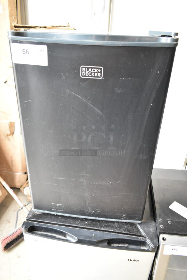 Black & Decker BCRK25 Mini Cooler. 115 Volts, 1 Phase. Cannot Test Due To Cut Power Cord - Image 1 of 4
