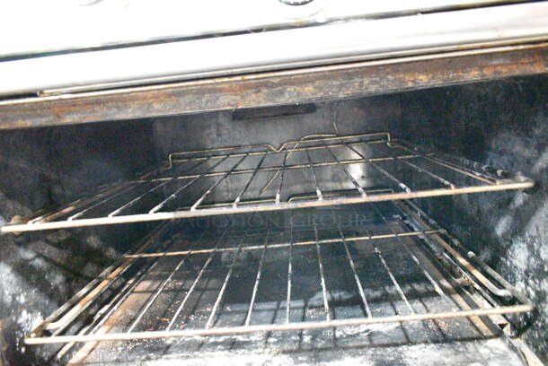Southbend 460 Stainless Steel Commercial Natural Gas Powered 10 Burner Range w/ 2 Ovens, Over Shelf and Back Splash on Commercial Casters.  - Image 4 of 7