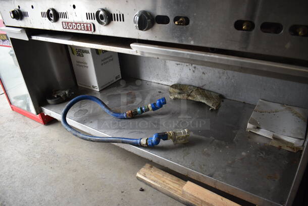 Blodgett Stainless Steel Commercial Natural Gas Powered Flat Top Griddle w/ 4 Burner Range, Gas Hose and Under Shelf on Commercial Casters. One Caster Needs To Be Reattached. 60x31x43 - Image 4 of 6