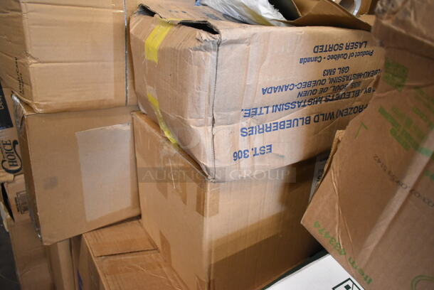 PALLET LOT of 35 BRAND NEW Boxes Including 130WSPOONWP Choice Individually Wrapped Medium Weight White Plastic Teaspoon - 1000/Case, 966TALLFLDN Choice Kraft Natural Tall-Fold 6" x 13" Dispenser Napkin - 8000/Case, World 506791, 500TW12 Choice 12 oz. Translucent Thin Wall Plastic Cold Cup - 1000/Case, 500TO993 Choice 9" x 9" x 3" Microwavable 1-Compartment Black / Clear Plastic Hinged Container - 100/Case, Genpak 12 oz Hinged Deli Containers, 176BD3BK2 Choice 3 Gallon Black Slim Beverage / Juice Dispenser, 347TCL10 Choice 10 oz. Clear Disposable Plastic Tumbler - 500/Case, Two 6126050 Choice Full Size Foil Steam Table Pan Deep 3 3/8" Depth - Full Size Deep - 50/Case. 35 Times Your Bid! - Image 3 of 8