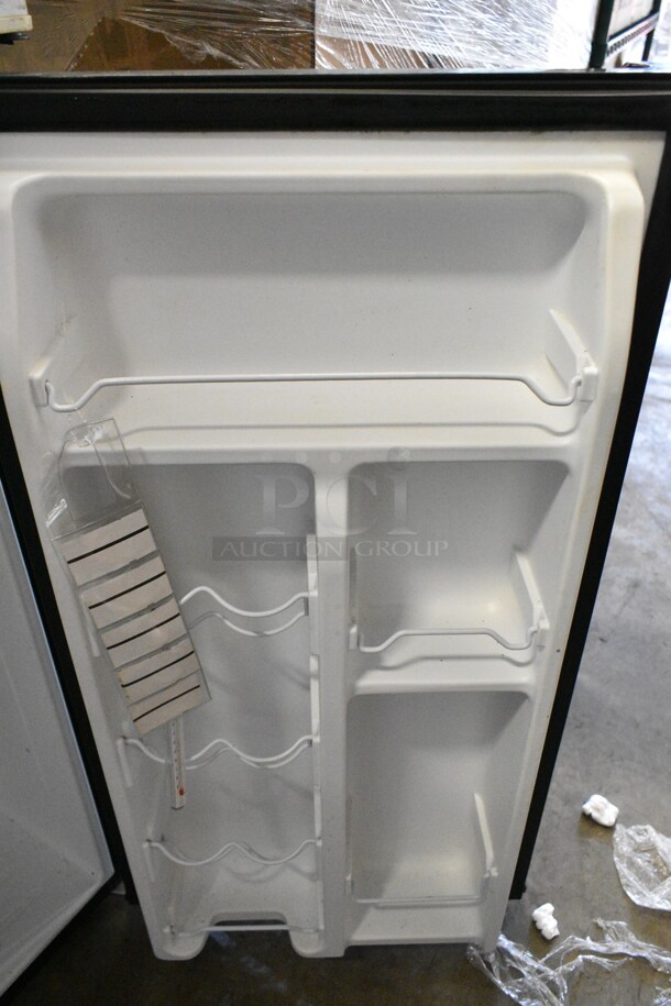 Galanz GLR33MBKE23 Metal Mini Cooler. 115 Volts, 1 Phase. Tested and Working! - Image 5 of 6