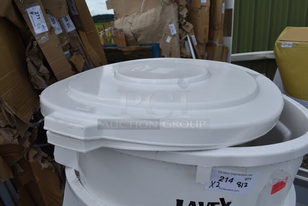 2 BRAND NEW SCRATCH AND DENT! Lavex 475TCRND55WH 55 Gallon White Round Commercial Trash Can w/ 2 Lids and 1 Trash Can Dolly. 2 Times Your Bid! - Image 3 of 7