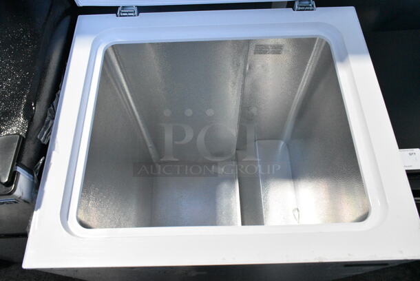 Thomson TFRF520-B-SM Metal Chest Freezer w/ Hinge Lid. 115 Volts, 1 Phase. Tested and Working! - Image 5 of 6