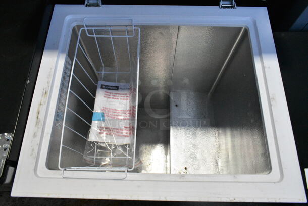 Thomson TFRF520-F-SM Metal Chest Freezer w/ Hinge Lid. 115 Volts, 1 Phase. Tested and Working! - Image 4 of 6