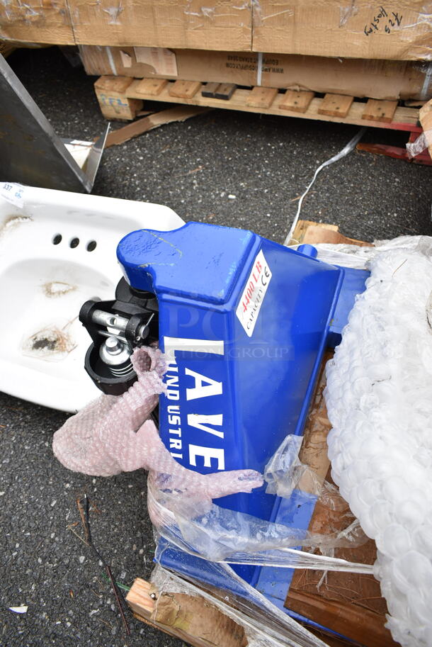 BRAND NEW SCRATCH AND DENT! Lavex 481EY50LF685 Blue Metal 4,400 Pound Capacity Pallet Jack - Image 2 of 3