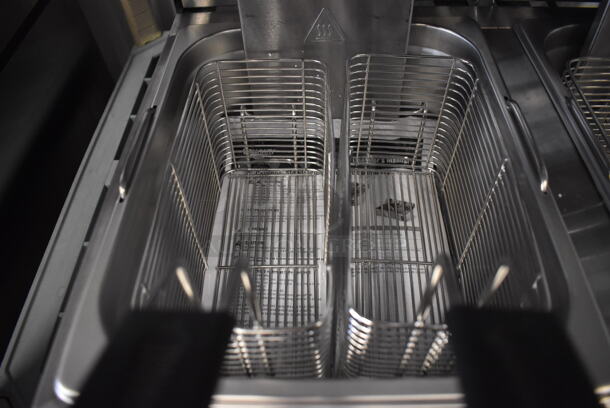 BRAND NEW! Vollrath FFA 8020 Stainless Steel Commercial Countertop Electric Powered 2 Bay Fryer w/ 4 Metal Baskets. 220 Volts. 23x19x12. Tested and Working! - Image 5 of 6