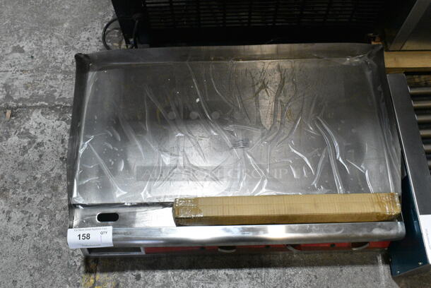 BRAND NEW SCRATCH AND DENT! Avantco 177EG30N Stainless Steel Commercial Countertop Electric Powered Flat Top Griddle. 208/240 Volts, 1 Phase.  - Image 4 of 7