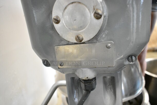 Hobart Metal Commercial Countertop 20 Quart Planetary Dough Mixer w/ 2 Stainless Steel Mixing Bowl, Bowl Guard and Whisk Attachment. Tested and Working!
 - Image 9 of 10