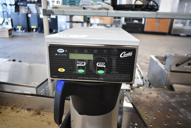 BRAND NEW SCRATCH AND DENT! Curtis RTB Stainless Steel Commercial Countertop Iced Tea Machine w/ Poly Brew Basket. Stock Picture Used as Gallery: Does Not Come w/ Beverage Holders. 120 Volts, 1 Phase. Tested and Working! - Image 3 of 7