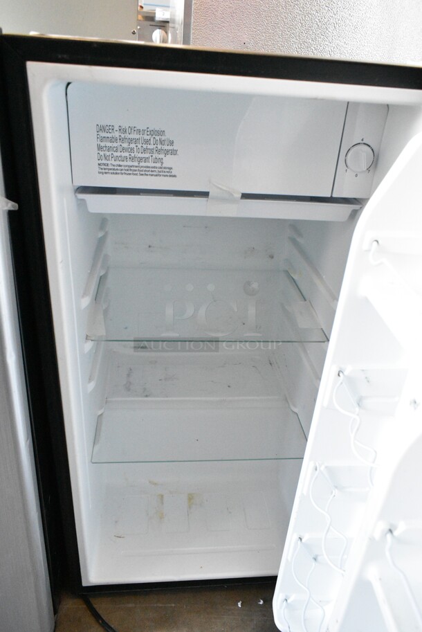 Galanz GLR33MBKE23 Metal Mini Cooler. 115 Volts, 1 Phase. Tested and Powers On But Does Not Get Cold - Image 2 of 5