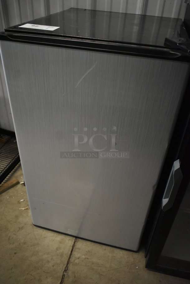 Magic Chef HMR440SE Mini Cooler. 115 Volts, 1 Phase. Tested and Powers On But Does Not Get Cold - Image 2 of 5