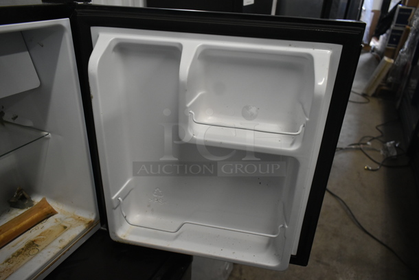 Metal Mini Cooler. 115 Volts, 1 Phase. Tested and Working! - Image 3 of 3