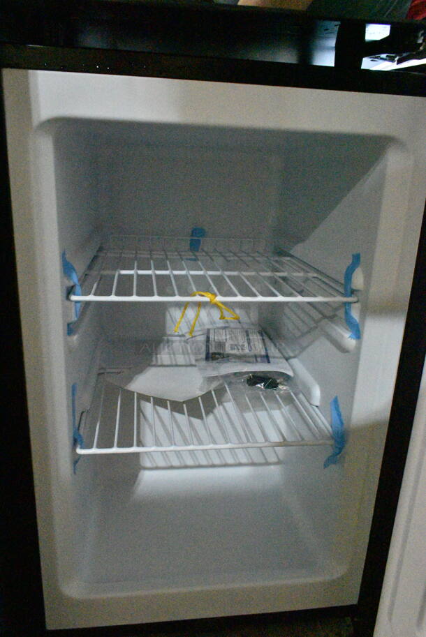 BRAND NEW SCRATCH AND DENT! Whynter CUF-210SSg Energy Star Stainless Steel Upright Freezer with Lock. 115 Volts, 1 Phase. Tested and Working! - Image 4 of 6