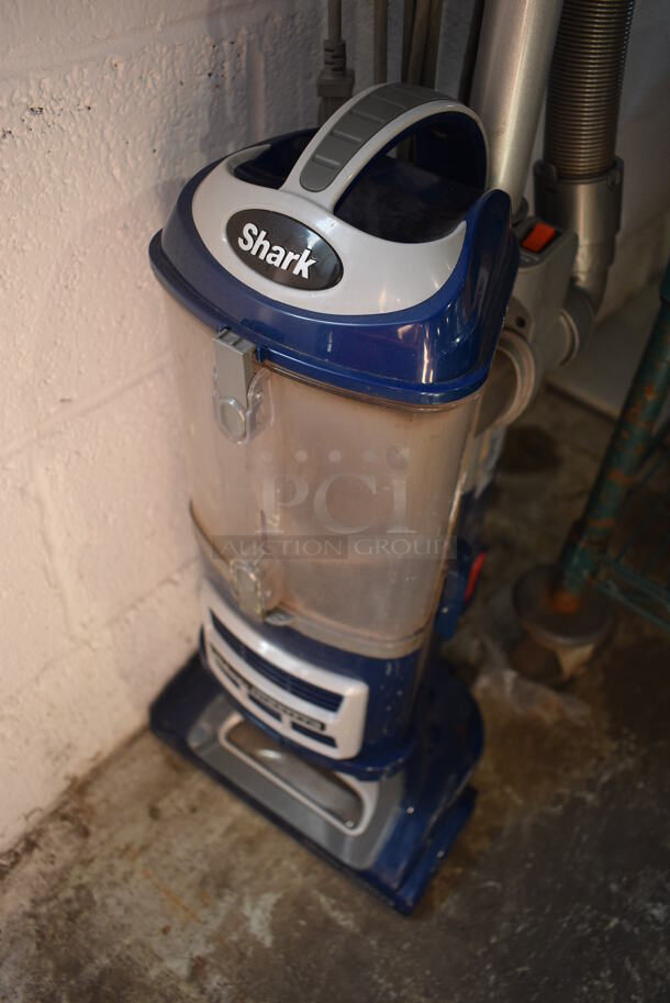 Shark Lift Away Deluxe Navigator Vacuum Cleaner. 12x10x47. Tested and Working! - Image 4 of 6