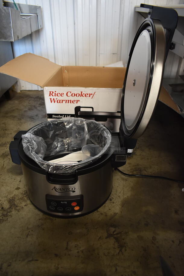 BRAND NEW SCRATCH AND DENT! Avantco 177RCSA90 Stainless Steel Commercial Countertop Electric Powered 90 Cup Rice Cooker. 240 Volts, 1 Phase. - Image 5 of 9