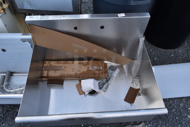 BRAND NEW SCRATCH AND DENT! Stainless Steel Commercial Single Bay Sink w/ Legs. - Image 2 of 3