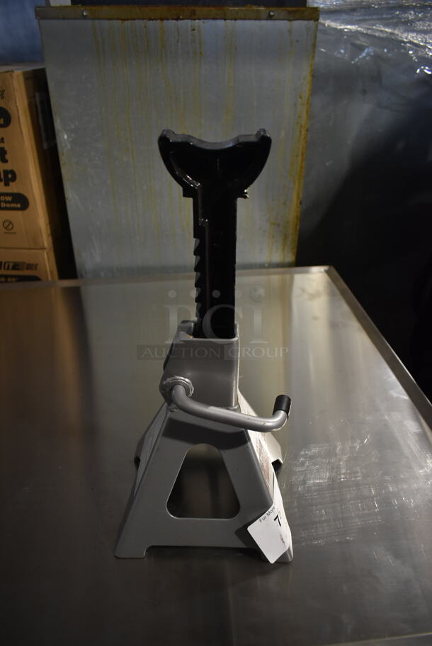 TEQ 3 Ton Gray Metal Ratcheting Jack Stand. - Image 5 of 5