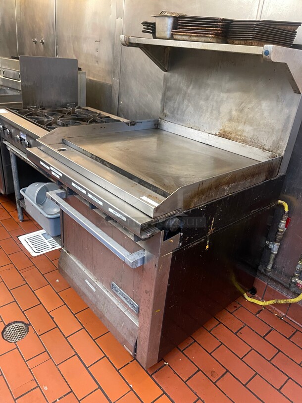 Working! Garland M47R Master Series Natural Gas 34 inch Commercial Griddle with Standard Oven - 139,000 BTU (Manual Controls)  - Image 7 of 10