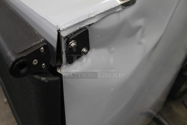 BRAND NEW SCRATCH AND DENT! Avantco Ice BIN23022 22" Ice Storage Bin - 275 lb. - Image 4 of 8