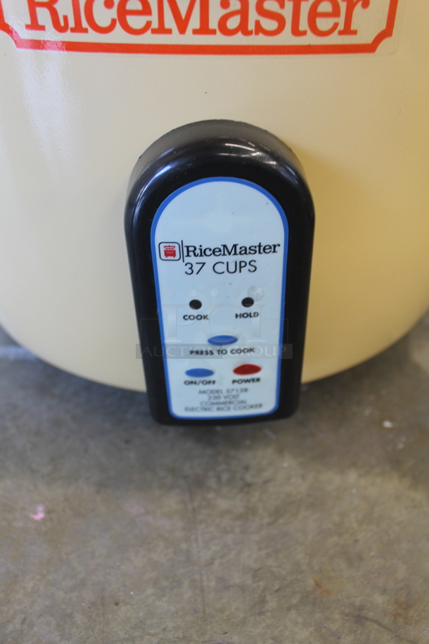 LIKE NEW! Ricemaster Town 57138 74 Cup (37 Cup Raw) Electric Rice Cooker / Warmer. 230 Volts, 1 Phase. Unit Has Only Been Used a Few Times! Tested and Working! - Image 4 of 7