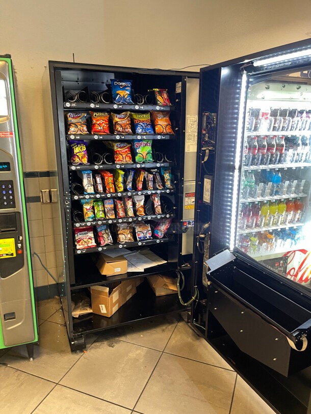 Working! Seaga Infinity INF5S Commercial Snack Vending Machine Made In The USA  Cash Or CC NSF 115 Volt Tested and Working! Currently In Use!  - Image 4 of 9