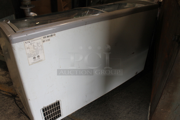 Avantco 360ICFC13 Metal Commercial Floor Style Chest Freezer Merchandiser on Commercial Casters. 115 Volts, 1 Phase. Tested and Working! - Image 9 of 11