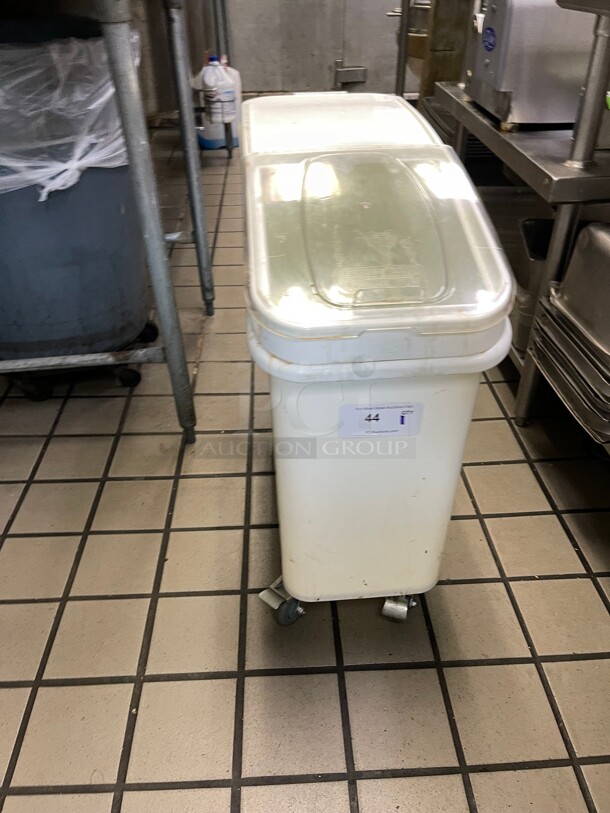 Clean! Baker's Mark 21 Gallon / 335 Cup White Slant Top Mobile Ingredient Storage Bin with Sliding Lid NSF - Image 4 of 7