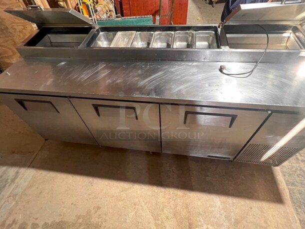 True 93" Pizza Prep Table W/Refrigerated Base on Casters, 115v, Stainless Steel, Missing Center Top Lid and Cutting Board. Very Clean, NOT TESTED 
Model TPP-93 - Image 2 of 6