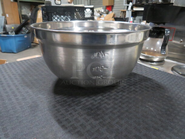 One 4 Quart Stainless Steel Mixing Bowl. - Image 1 of 1