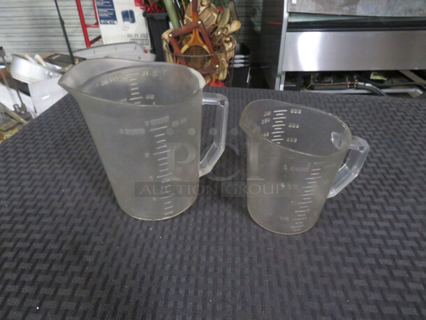 Assorted Measuring Cups. 2XBID