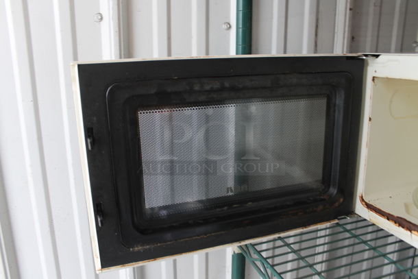 RCA RMW1112 Metal Countertop Microwave Oven. 120 Volts, 1 Phase.  - Image 5 of 6