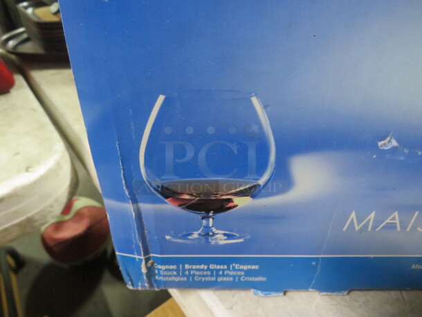 NEW Maison Wine Glass. 4XBID