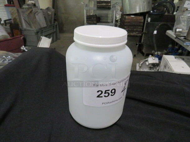NEW Poly Container With Lid. 4XBID