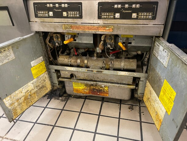 Frymaster FPP235 Gas Fryer - (2) 35 lb Vats, Double Floor Model, With Automatic Filtration System Natural Gas NSF Tested and Working! 31x34x37 - Image 5 of 10
