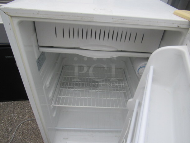 One GE Refrigerator. 115 Volt. 20.5X21.5X32 Working - Image 2 of 2