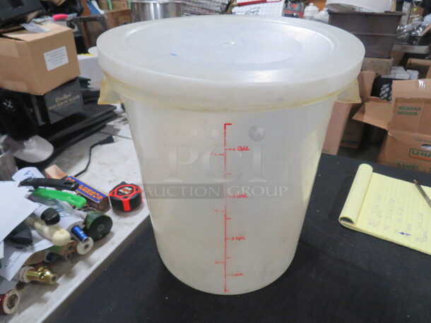 5 Gallon Round Food Storage Container With Lid. 2XBID - Image 1 of 1