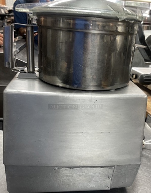 ROBOT COUPE R4n Series D HEAVY DUTY 5.5qt Food Processor.

Fully Tested and Working Condition - Image 8 of 11