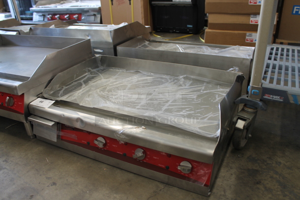 BRAND NEW SCRATCH AND DENT! Avantco 177EG30N Stainless Steel Commercial Countertop Electric Powered Flat Top Griddle w/ Thermostatic Controls. 208/240 Volts, 1 Phase. - Image 4 of 5