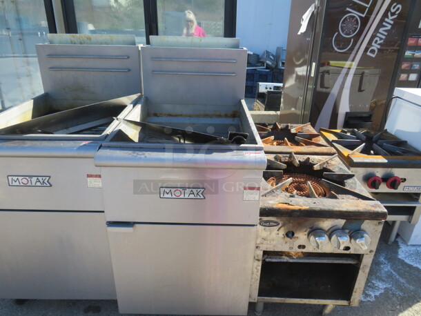 One Motak Natural Gas 70lb Deep Fryer. Model# MGF5-N-C. 21X34.5X46 - Image 1 of 2