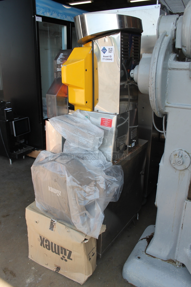 2017 Zumex Speed Pro Tank Podium Stainless Steel Commercial Floor Style Citrus Juicer on Commercial Casters. Comes w/ Extra Pieces: See Pictures For Details! 115 Volts, 1 Phase. Powers On But Parts Do Not Move - Image 3 of 11