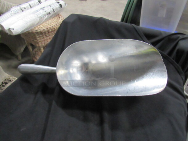One 58oz Aluminum Ice Scoop. - Image 1 of 1