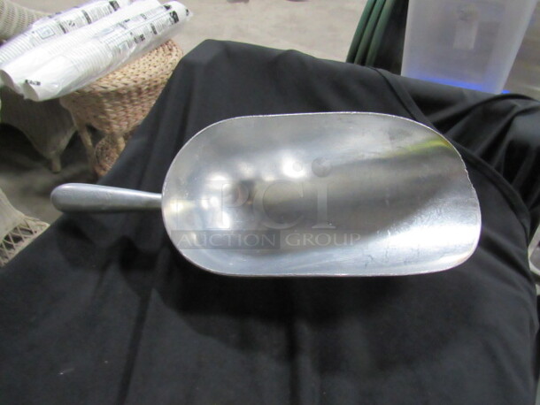 One 58oz Aluminum Ice Scoop.