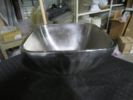 One NEW Vollrath 1.8 Quart Double Wall Serving Bowl. Model# 47682. $46.49